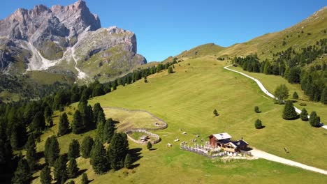 cabaña en las dolomitas, italia