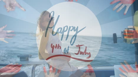 7월 4일 축하 문자의 애니메이션 웃는 여성이 요트에서 항해하고 있습니다.