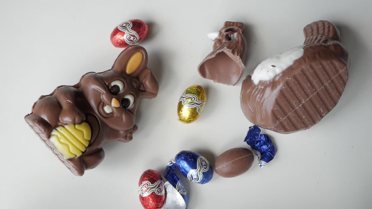 Coelho da Páscoa e ovos trazem alegria, prazer do chocolate e espírito festivo.