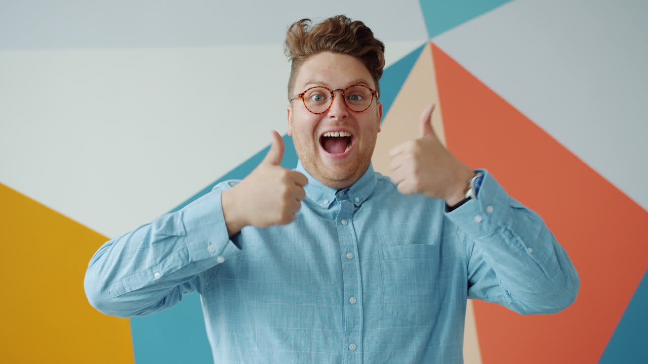 hombre feliz dando pulgares hacia arriba