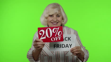 la abuela mayor que muestra el viernes negro y el 20 por ciento de descuento inscripciones publicitarias