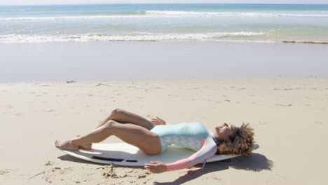 Mujer-Joven-En-Una-Tabla-De-Surf