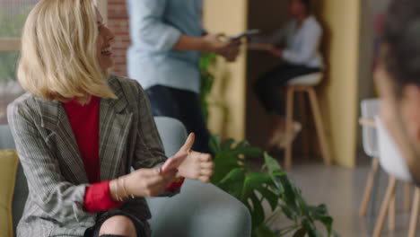 hombre de negocios usando una tableta navegando datos en la pantalla colegas conociendo clientes estrechándose la mano disfrutando de personas de negocios profesionales colaborando planeando una asociación en la oficina de inicio