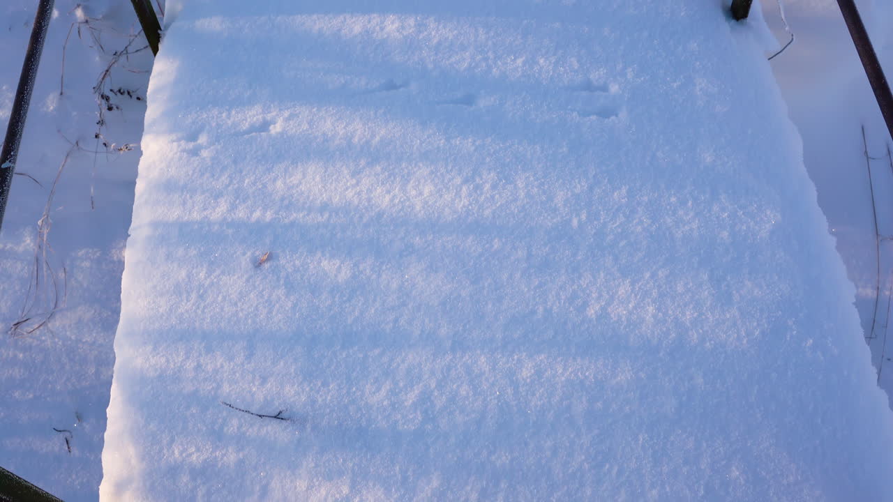 눈 덮힌 금속 다리를 가로질러 걷는 pov, 신발 위에서 아래로 보기