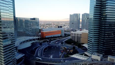 Stadtzentrum-In-Las-Vegas,-Verkehrsmuster-Zwischen-Hoteltürmen