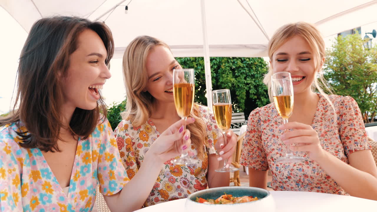 Amici felici che festeggiano con champagne
