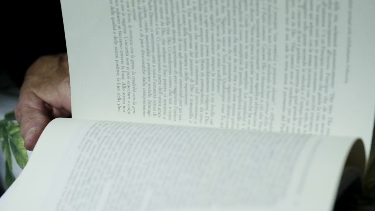 movimiento lento en el libro girando la página con la mano de la anciana senior