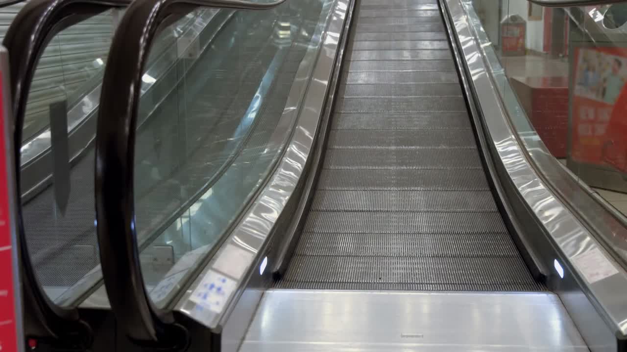 escalera mecánica en el centro comercial