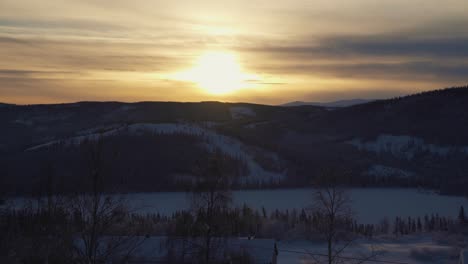 Hermosa-Puesta-De-Sol-Creando-Una-Hora-Dorada-En-Las-Impresionantes-Montañas-Nevadas-De-Noruega