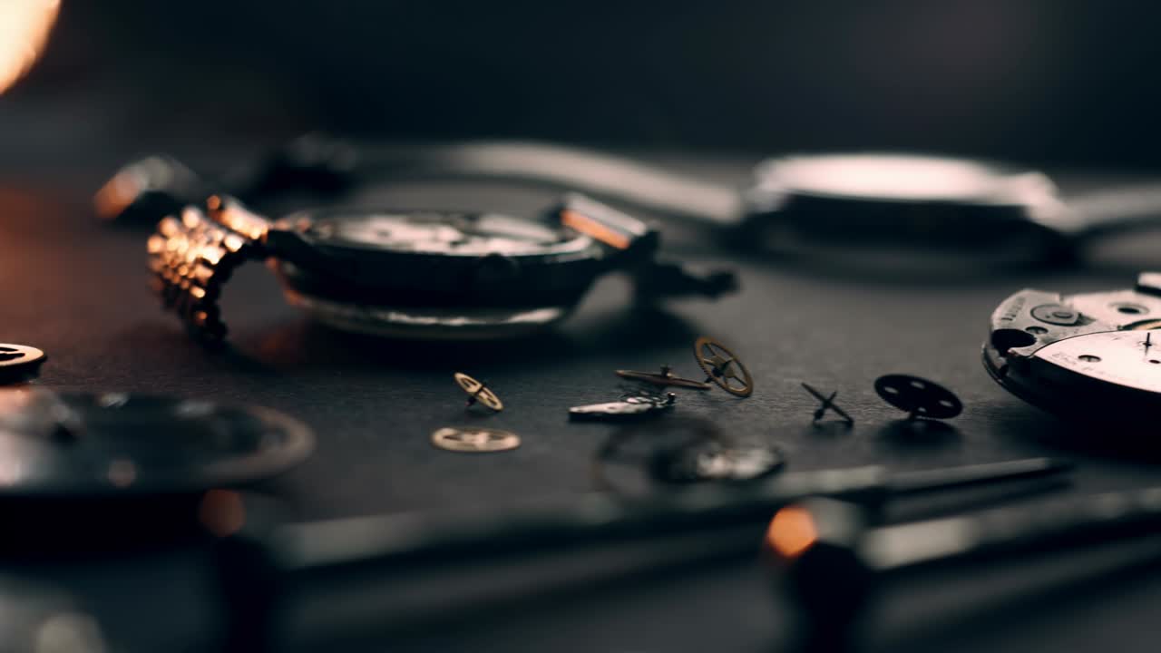 Bello laboratorio di orologiaio con molti pezzi e ingranaggi, orologio meccanico smontato