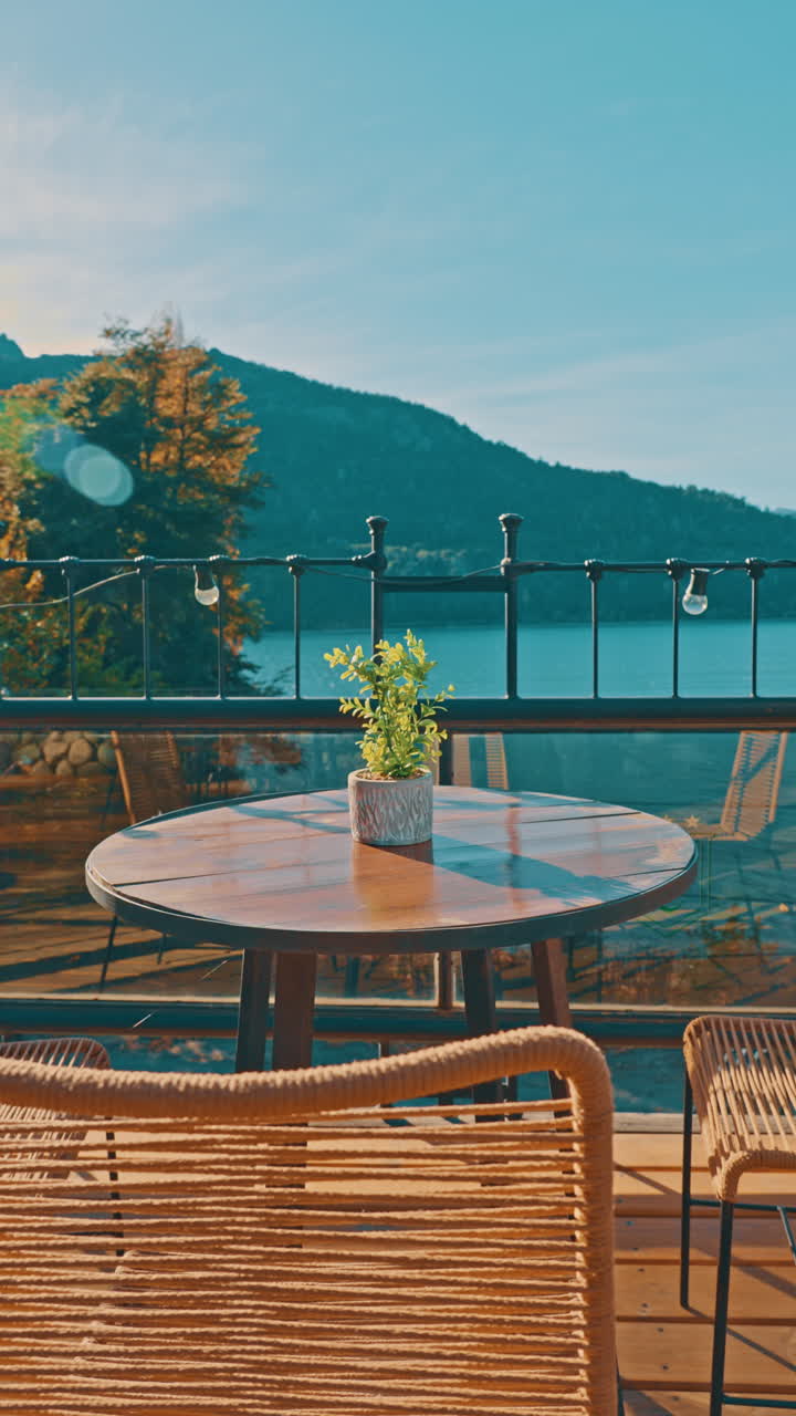 Vista pacifica dal balcone su un lago sereno e montagne