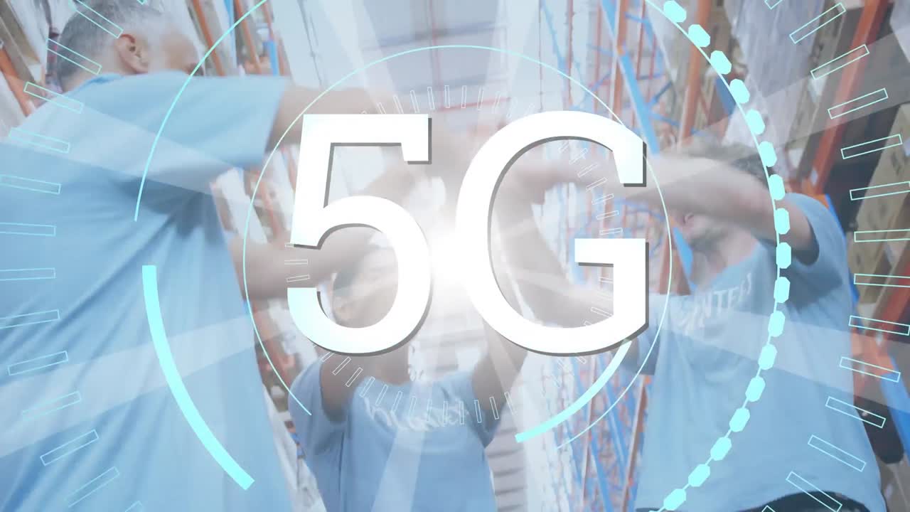 5g 텍스트 오버 라운드 스캐너와 다양한 자원봉사자 팀이 창고에서 서로 다섯을 치고 있습니다.