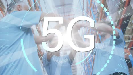 texto de 5g sobre escáner redondo contra un equipo de voluntarios diversos que se dan cinco en el almacén