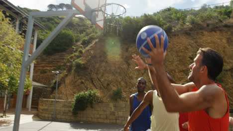 Jugadores-De-Baloncesto-Practicando-En-La-Cancha-De-Baloncesto