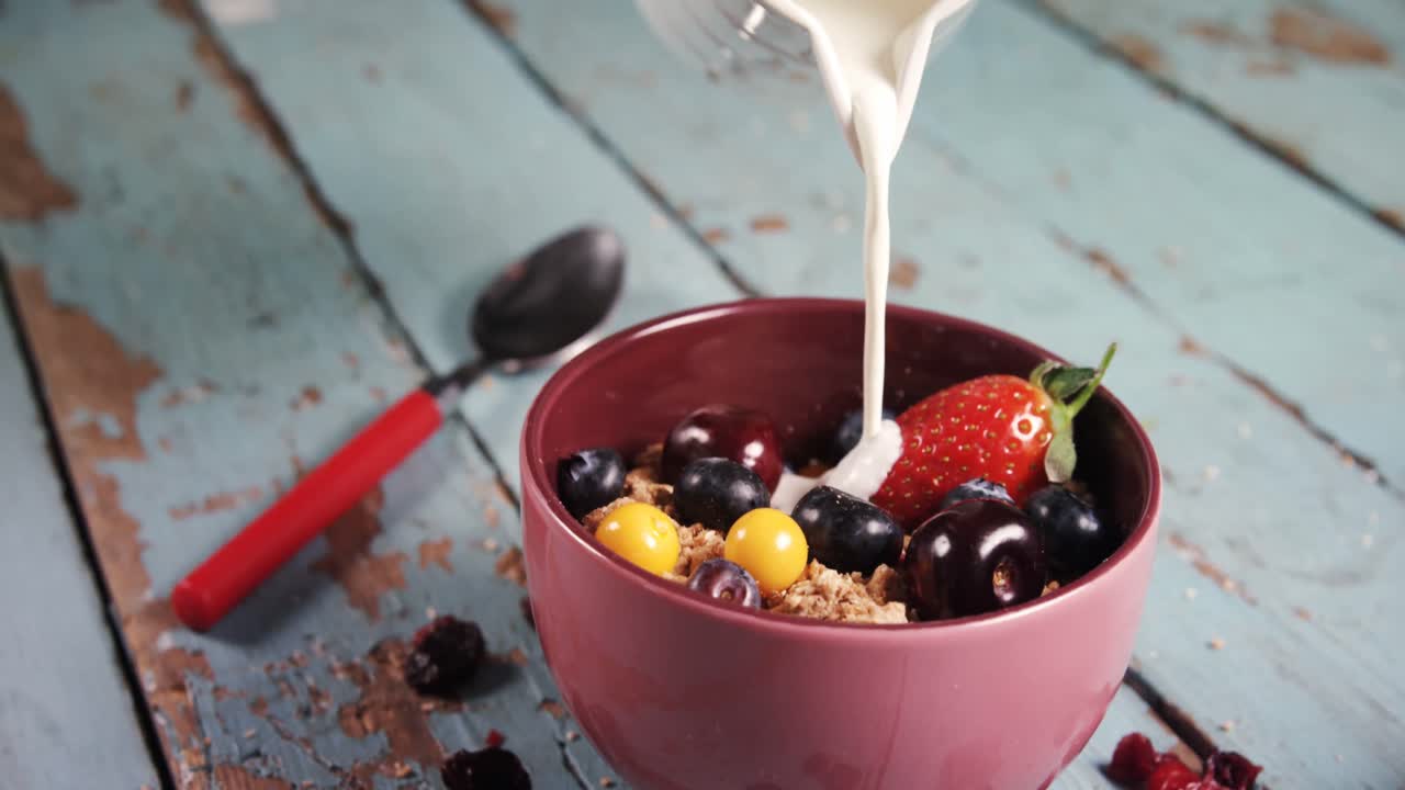 건강한 아침 식사 4k에  ⁇ 여있는 우유