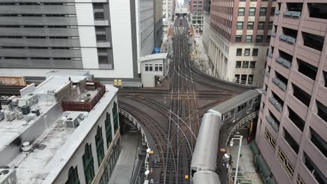 trenes cta en el centro de chicago, illinois