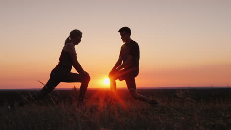 Mama-Und-Ihr-Erwachsener-Sohn-Treiben-Zusammen-Sport-In-Einer-Wunderschönen-Sonnenuntergangskulisse