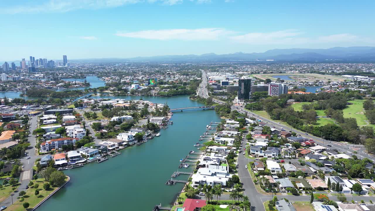 상징적인 골드 코스트의 탁 트인 장면, 멀리 있는 브로드비치, 고급 해안가 주택, 조감도