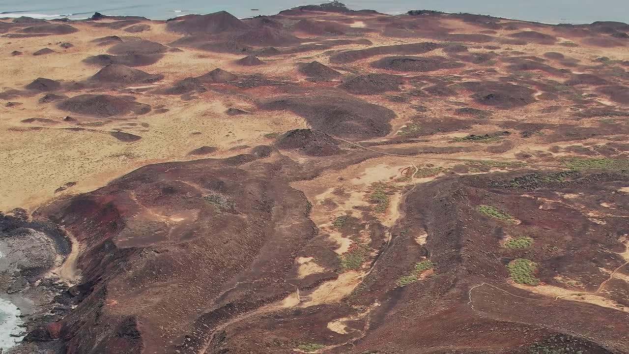 Explora el paisaje volcánico de las Islas Canarias en España.