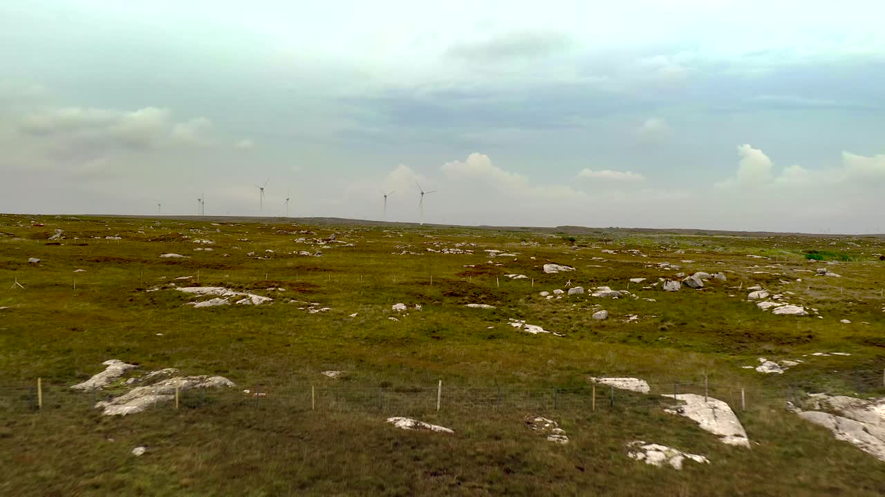 turbinas eólicas en moycullen bogs, connemara bog complex, galway, irlanda, agosto de 2020