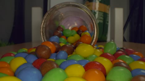 viaje de primer plano macro sobre una pila de caramelos de colores usando una nueva lente macro