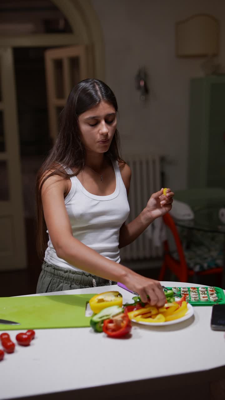 mujer preparando una comida saludable