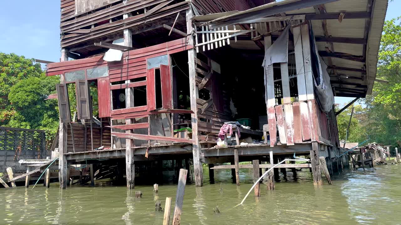 물  에 있는 기둥 위 에 있는 시골 의 집