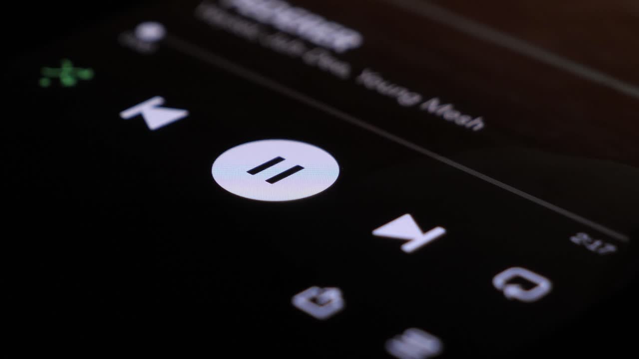 tocar el icono de pausa en la pantalla táctil en spotify y saltar la pista mientras el video se reproduce en la pantalla en segundo plano