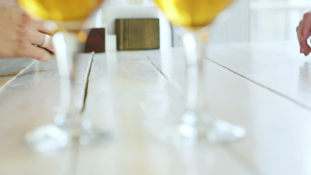 フォア グラウンドでワインを 2 杯の若いカップルの手