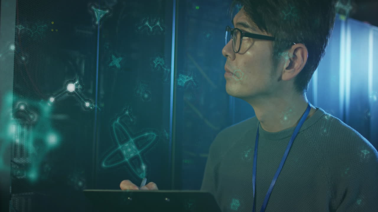 Animation af molekylestrukturer, asiatisk mand tjekker dataserver ved hjælp af en digital tablet i et serverrum.