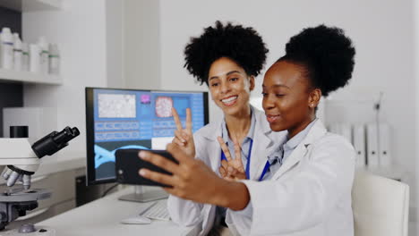 Frauen,-Wissenschaftler-Und-Friedenszeichen-Selfie-Im-Labor