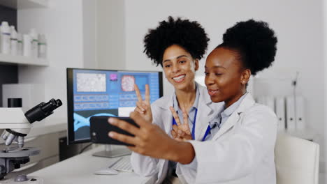 Mujeres,-Científicos-Y-Selfie-Con-El-Signo-De-La-Paz-En-El-Laboratorio.