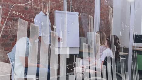 animación del procesamiento de datos financieros sobre diversas personas de negocios
