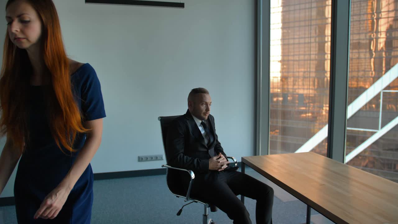 empleada triste que deja la oficina después de ser despedida, empleo y concepto de crisis