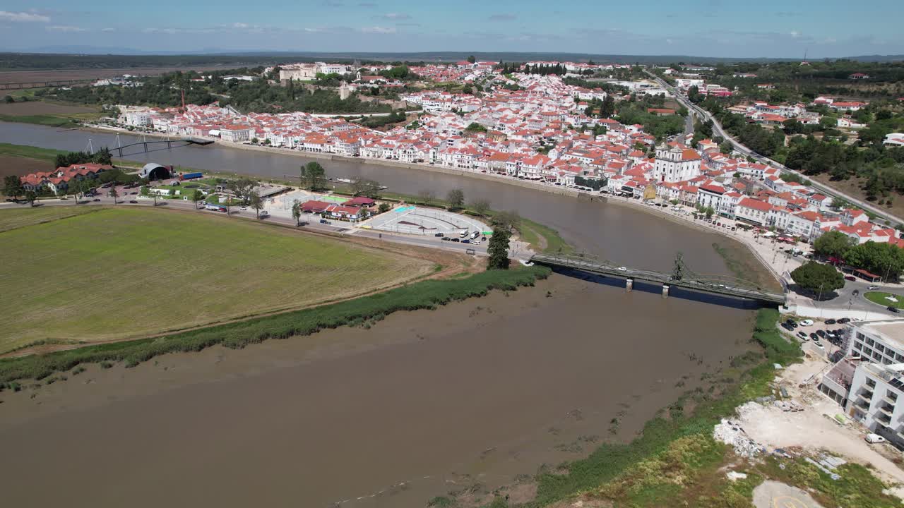 Volo sopra la città di Alcácer do Sal, Portogallo 02