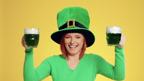 glimlachende vrouw met leprechaun's hoed met een vol bierglas