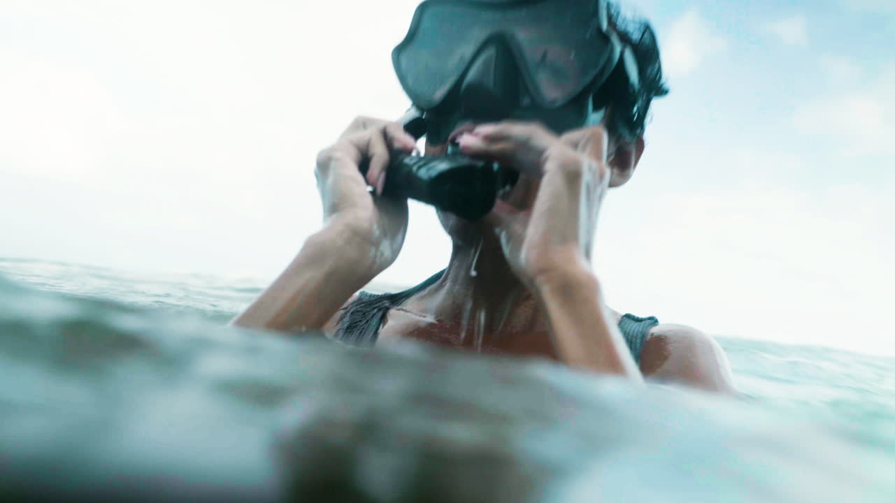 바다에서 다이빙하는 여자