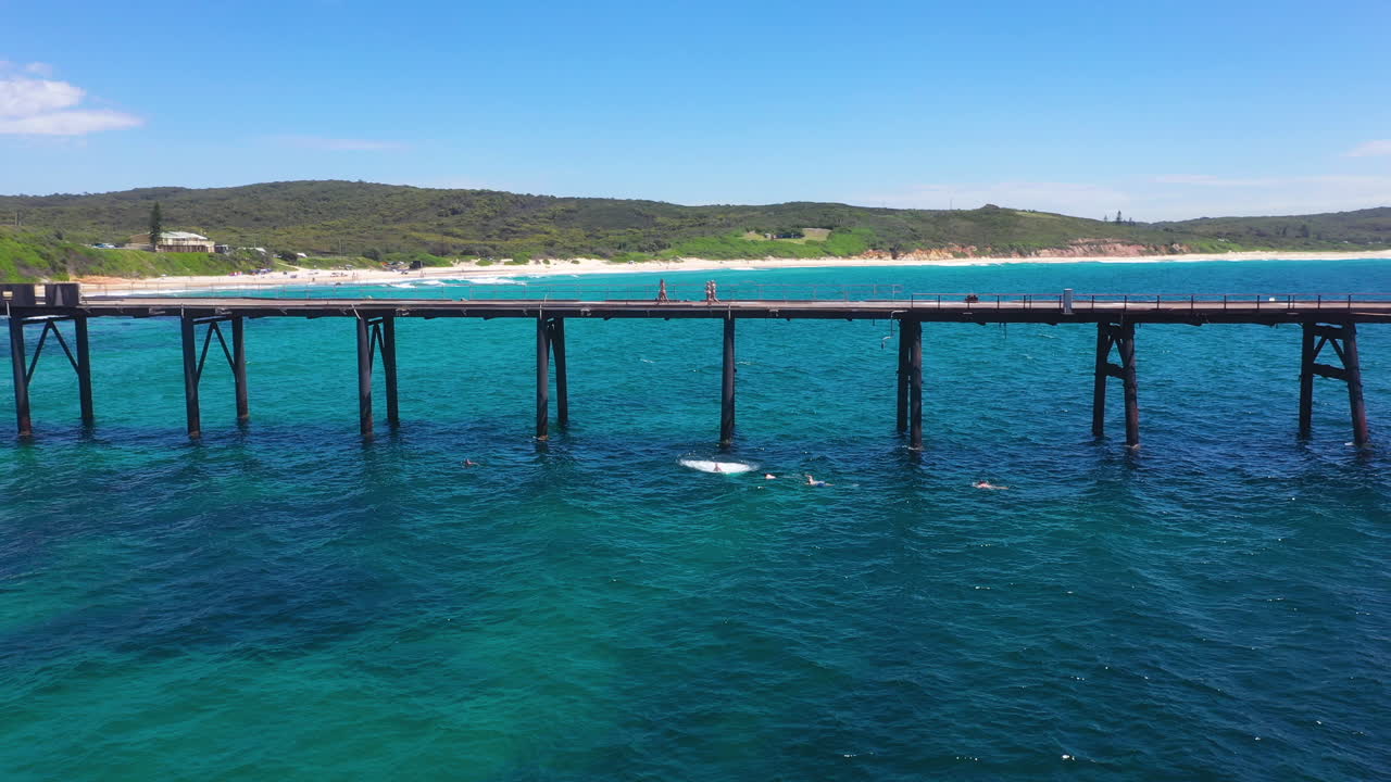 부두에서 바다로 뛰어내리는 젊은 남성 성인, 공중 풀 어웨이 공개