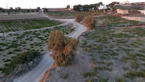 Toma-De-Drone-De-Dos-Quads-Conduciendo-En-Santorini.