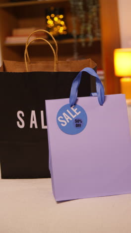 bolsas de compras con cartel de venta