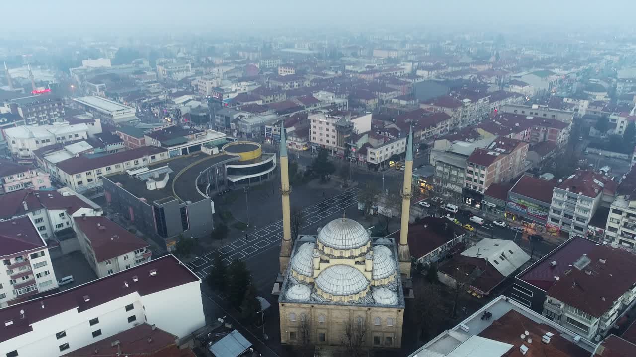 vista aérea de la mezquita de cedidiye en düzce, turquía