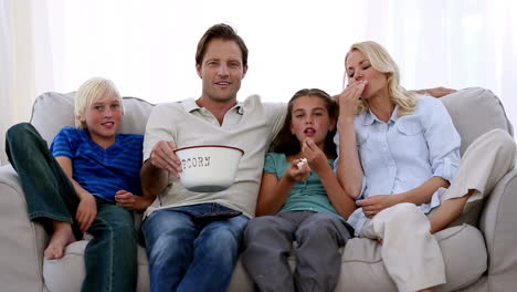 Familia-Viendo-Televisión-Y-Comiendo-Palomitas-De-Maíz