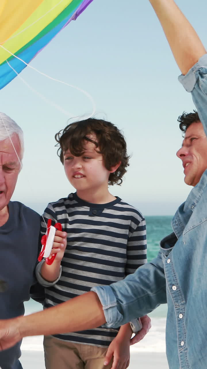 Giovane ragazzo con suo padre e suo nonno