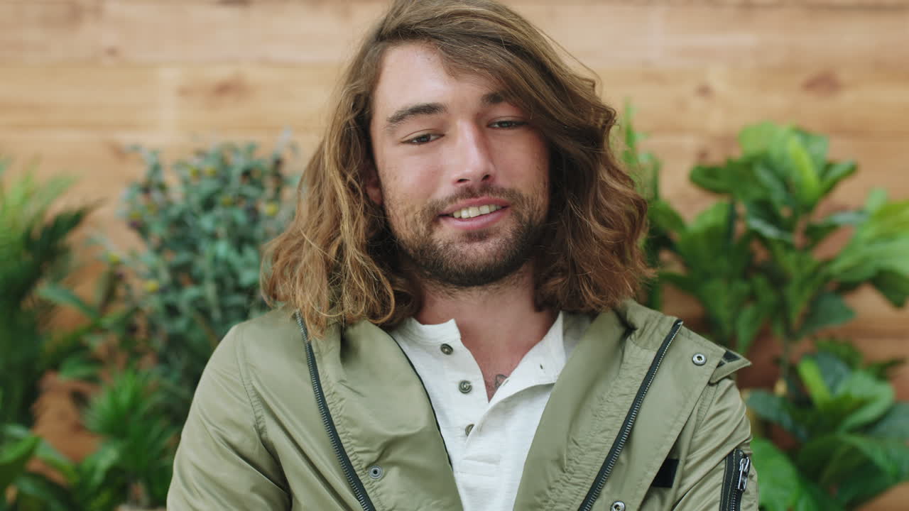 hombre de oficina feliz, plantas y cara con sonrisa