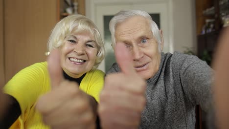 Bonita-Pareja-De-Ancianos-Maduros-Haciendo-Un-Mensaje-De-Videollamada-En-Casa