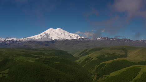 Región-Del-Elbrus.-Volando-Sobre-Una-Meseta-Montañosa.-Hermoso-Paisaje-De-La-Naturaleza.-El-Monte-Elbrus-Es-Visible-Al-Fondo.