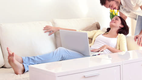 Hübsche-Frau-Mit-Laptop-Auf-Der-Couch