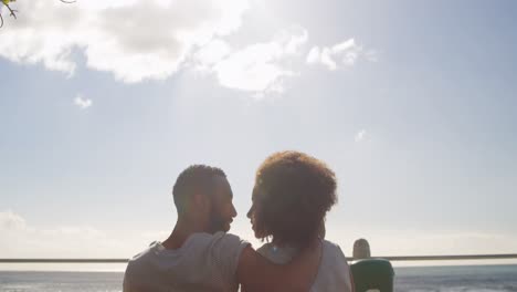 pareja besándose en la playa 4k