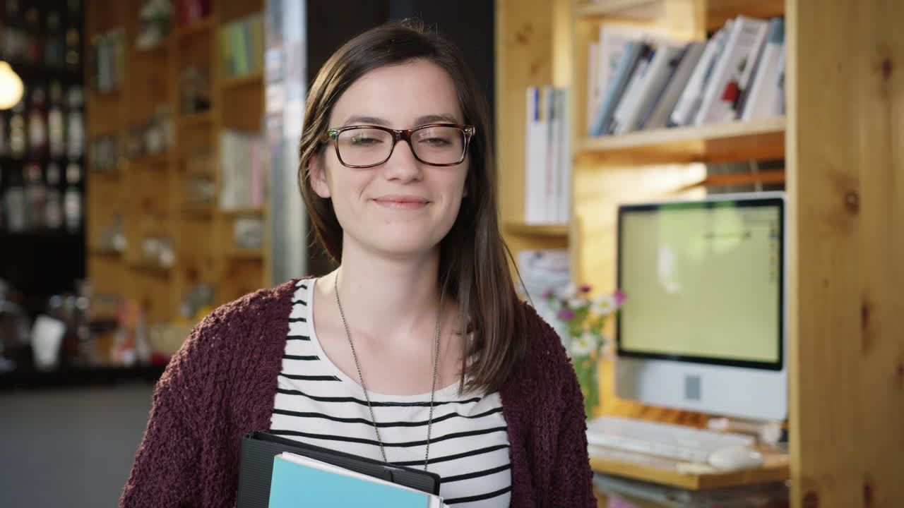 joven estudiante en el entorno de la biblioteca