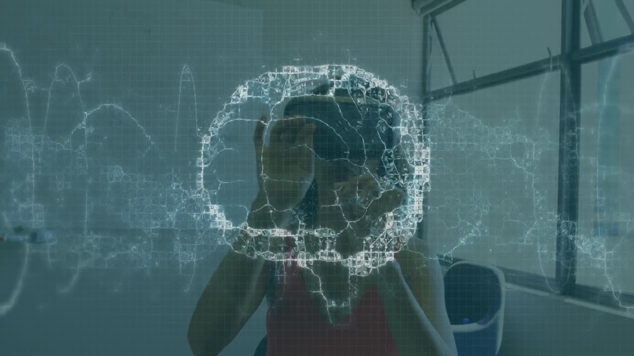 animación de escaneo cerebral y procesamiento de datos médicos en la interfaz, sobre la mujer usando auriculares vr